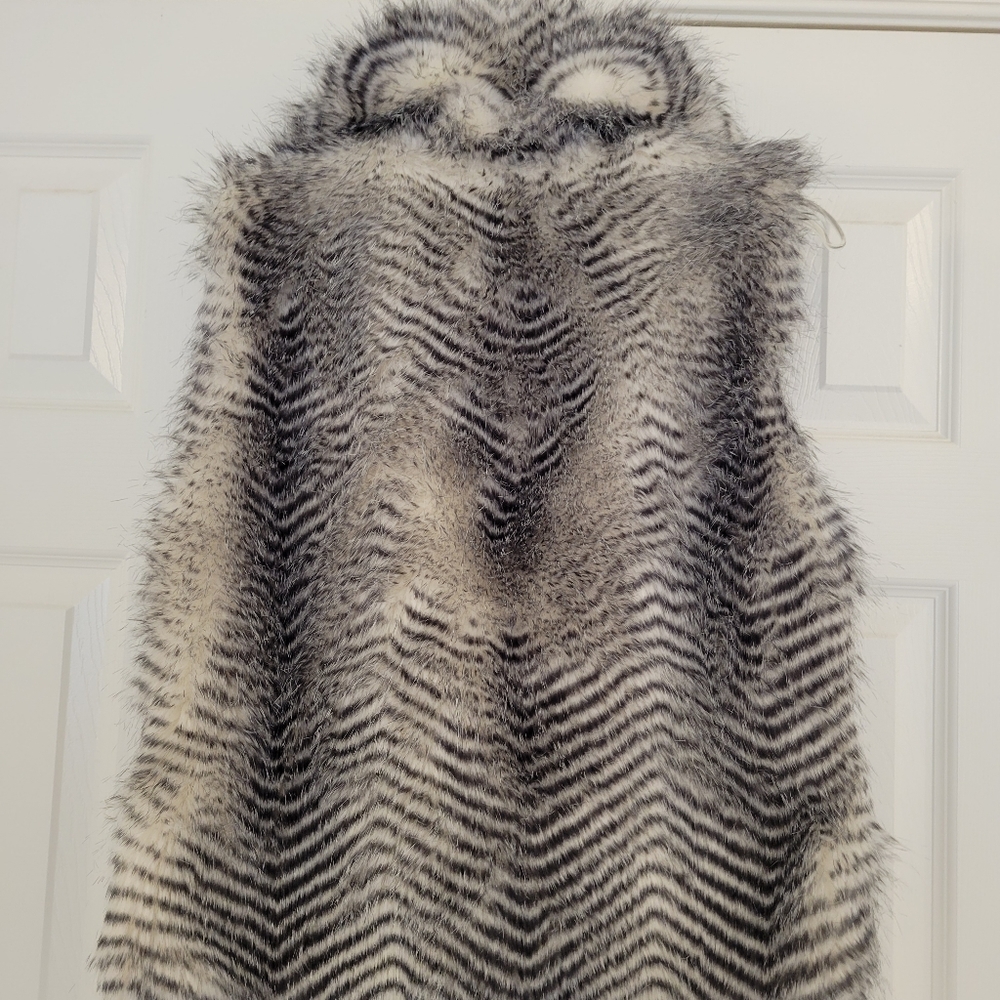 EUC Grey and white Faux fur vest.  Sz. M - Picture 2 of 4
